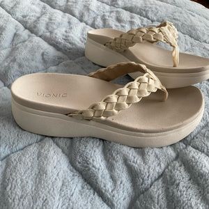 Vionic Kenji Sandals Almost Brand New